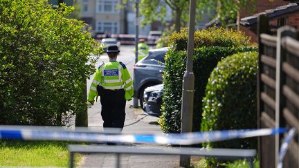 Des policiers mettent en place un périmètre de sécurité après une attaque à l'épée, le 30 avril 2024, à Hainault, dans l'est de Londres (Royaume-Uni). (JORDAN PETTITT / MAXPPP)