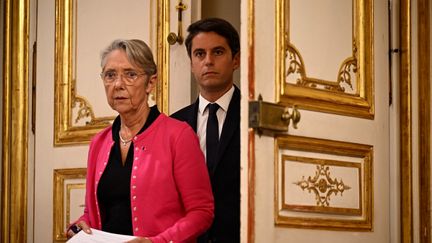 Elisabeth Borne et Gabriel Attal, le 27 septembre 2023 à Matignon, à Paris. (JULIEN DE ROSA / AFP)