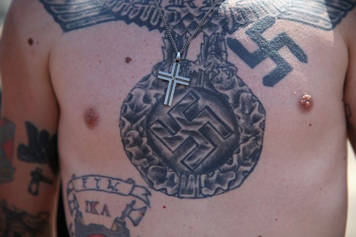 Un membre du Ku Klux Klan montre ses tatouages lors d'une manifestation à Columbia (Caroline du Sud, Etats-Unis), le 18 juillet 2015. (JOHN MOORE / GETTY IMAGES NORTH AMERICA / AFP)