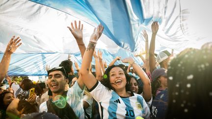 Une foule rassemblée à Buenos Aires pour célébrer la victoire de l'Argentine contre la Croatie, le 13 décembre 2022. (ALEJO MANUEL AVILA/ LE PICTORIUM / MAXPPP)