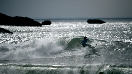 Une surfeuse à Lacanau, en Gironde, le 21 mai 2017. (FRANCK FIFE / AFP)