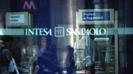 L'agence de notation Moody's a abaiss&eacute; la note de 26 banques italiennes, le 14 mai 2012, dont les deux plus grandes du pays, UniCredit et Intesa Sanpaolo. (OLIVIER MORIN / AFP)