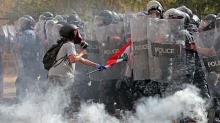 Un manifestant libanais&nbsp;face aux forces de sécurité&nbsp;à&nbsp;Beyrouth, le 8 août 2020. (STR / AFP)