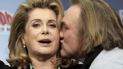 En promo &agrave; Berlin pour le nouveau volet d'"Ast&eacute;rix", Ob&eacute;lix alias G&eacute;rard Depardieu a t&eacute;moign&eacute; toute son affection &agrave; la reine Catherine Deneuve. Une d&eacute;monstration qui a visiblement agac&eacute; l'actrice. (TOBIAS SCHWARZ / REUTERS)