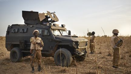 Un groupe de l'armée du Burkina Faso patrouille dans la région du Soum au nord du pays, lors d'une opération conjointe avec l'armée française le 9 novembre 2019. (MICHELE CATTANI / AFP)