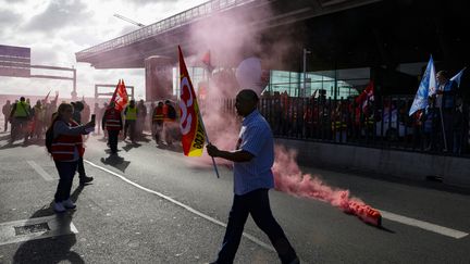 9 juin 2022. Aéroport de Roissy Charles de Gaulle. Manifestation des employés qui demandent des augmentations de salaires. Un quart des vols ont été annulés selon ADP. La grève touche plusieurs aéroports européens.&nbsp; (GEOFFROY VAN DER HASSELT / AFP)