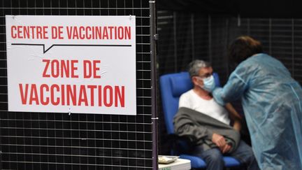 Un homme reçoit une injection de vaccin contre le Covid-19, le 2 mars 2021 à Garlan (Finistère). (FRED TANNEAU / AFP)