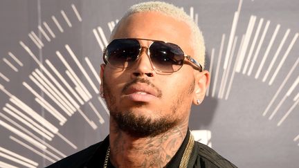 Le chanteur am&eacute;ricain Chris Brown lors des&nbsp;MTV Video Music Awards, &agrave; Inglewood (Californie, Etats-Unis), le 24 ao&ucirc;t 2014. (JASON MERRITT / GETTY IMAGES NORTH AMERICA / AFP)