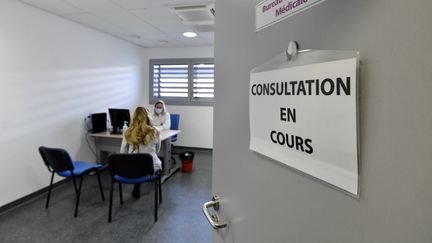 Une consultation dans un cabinet médical, le 1er mars 2021 à Nancy (Meurthe-et-Moselle). Image d'illustration. (ALEXANDRE MARCHI / MAXPPP)