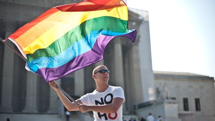 Un d&eacute;fenseur des droits des homosexuels manifeste devant la Cour supr&ecirc;me des Etats-Unis, &agrave; Washington, le 25 juin 2013. (NICHOLAS KAMM / AFP)