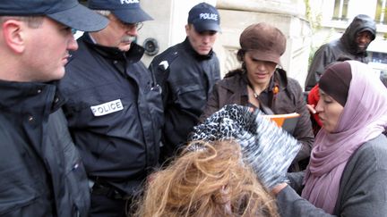 Fatima Afif (&agrave; droite), l'employ&eacute;e licenci&eacute;e par la cr&egrave;che Baby Loup, arrive voil&eacute;e au tribunal, &agrave; Mantes-la-Jolie (Yvelines), le 8 novembre 2010.&nbsp; (MAXPPP)