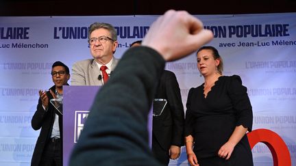 Jean-Luc Mélenchon&nbsp;s'adresse à ses partisans depuis&nbsp;le Cirque d'hiver, à Paris, le 10 avril 2022.&nbsp; (EMMANUEL DUNAND / AFP)