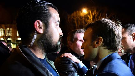 Alexandre Benalla&nbsp;aux côtés d'Emmanuel Macron lors d'une réunion de campagne, à Angers (Maine-et-Loire), le 28 février 2017.&nbsp; (JEAN-FRANCOIS MONIER / AFP)