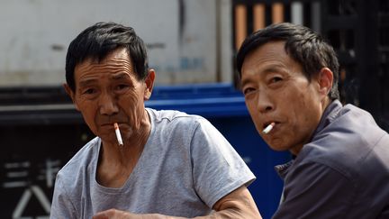 Des fumeurs chinois à Pekin (GREG BAKER / AFP)