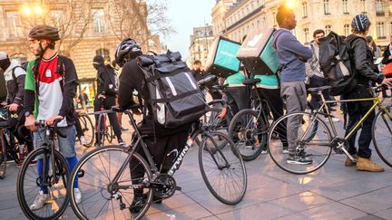 Rassemblement de coursiers à vélo&nbsp;à Paris (illustration). (BRUNO LEVESQUE / MAXPPP)