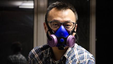 Lorsqu'il va au travail &agrave; v&eacute;lo les jours de pollution, affrontant le trafic p&eacute;kinois,&nbsp;Chen Mulong porte ce type de masque. (THOMAS BAIETTO / FRANCETV INFO)