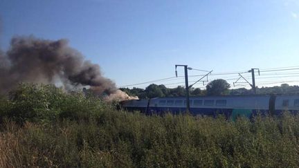 &nbsp; (La motrice a pris feu alors que le train passait au niveau de Saint-Quentin-Fallavier © Maxppp)