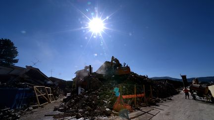 Partout, le mot d'ordre est au recueillement. La Croix-Rouge italienne a même appelé les Italiens à observer 24&nbsp;heures de silence sur les réseaux sociaux avec le mot-clé #InSilenzio. (FILIPPO MONTEFORTE / AFP)