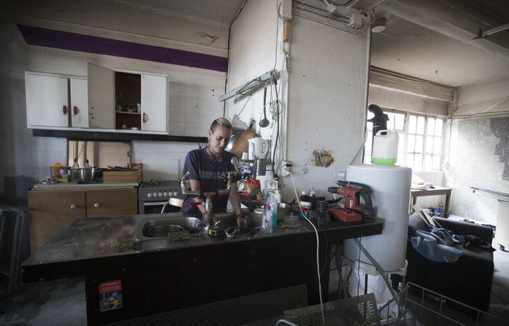 Dans la cuisine d'un appartement du squat de la Cité de la Jarry à Vincennes le 15 juillet 2017.
 (Joel Saget / AFP)