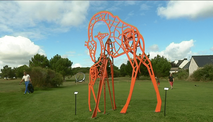 "Je veille sur toi" et "Le girafon" de Pierre Baudean
 (France 3 Culturebox (capture d&#039;écran))