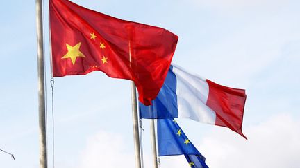 Les drapeaux de la Chine, de la France et de l'Union européennes, lors de la cérémonie de clôture du 50e anniversaire des relations diplomatiques entre la France et la Chine, le 5 février 2015 à Paris. (SEBASTIEN JARRY / MAXPPP)