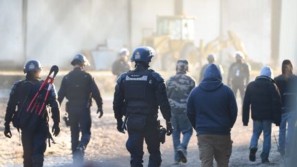 Des gendarmes encadrent la dispersion de la rave-party de Lieuron (Ile-et-Vilaine) le 2 janvier 2021. (JEAN-FRANCOIS MONIER / AFP)