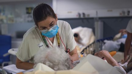 Un patient hospitalisé pour Covid-19 à Perpignan (Pyrénées-Orientales), le 4 juillet 2022. (ARNAUD LE VU / HANS LUCAS / AFP)