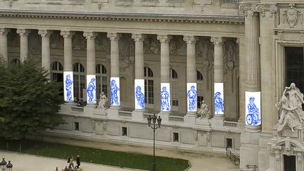 Diana Velásquez, "L’attente",colonnade Grand Palais 2020 (Thibaut Chapotot pour la Rmn – Grand Palais, 2020)