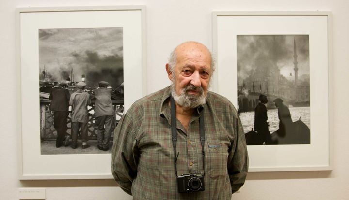 Ara Güler parmi ses clichés en 2009, lors de l'exposition que lui avait consacré la Maison européenne de la photographie à Paris.
 (BALTEL/SIPA)