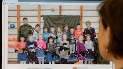 La photo d'enfants d'une &eacute;cole maternelle de Saint-P&eacute;tersbourg (Russie) posant avec des armes, le 26 f&eacute;vrier 2015. ( AFP )