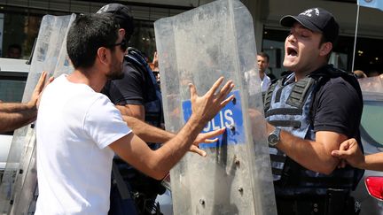 Manifestation d'enseignants à Diyarbakir (Turquie),&nbsp;en septembre 2016.&nbsp; (SERTAC KAYAR / REUTERS)