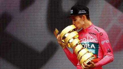 Jai Hindley lors de la cérémonie fêtant sa victoire sur le Giro, à Vérone, le 29 mai 2022. (LUCA BETTINI / AFP)