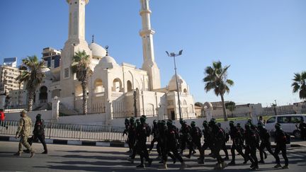 Des combattants des brigades Ezz-Al Din Al-Qassam, la branche armée du mouvement palestinien Hamas, lors d'une démonstration militaire anti-israélienne dans la ville de Gaza, le 20 juillet 2022. (MAJDI FATHI / NURPHOTO / AFP)