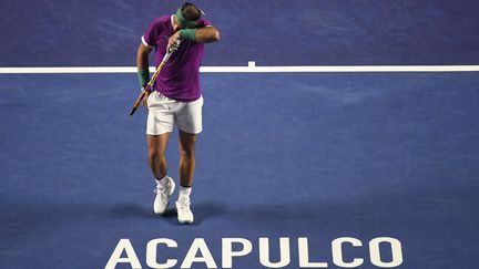 Rafael Nadal lors du deuxième tour du tournoi d'Acapulco au Mexique, le 23 février 2022 (PEDRO PARDO / AFP)