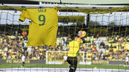 Le maillot d'Emiliano Sala accroché derrière un but au stade de la Beaujoire à Nantes (Loire-Atlantique), le 8 février 2019. (LOIC VENANCE / AFP)