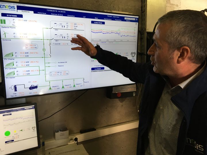 Frédéric Mescoff,&nbsp;responsable des îles bretonnes pour "Enedis". Il montre l'écran de contrôle de l’ordinateur qui jongle avec les différents moyens de production renouvelable, pour trouver le courant électrique nécessaire. (GREGOIRE LECALOT / RADIO FRANCE)