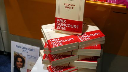 Des exemplaires du livre de Leila Slimani, "Chanson douce", prix Goncourt 2016 (Julio PELAEZ / MAXPPP)