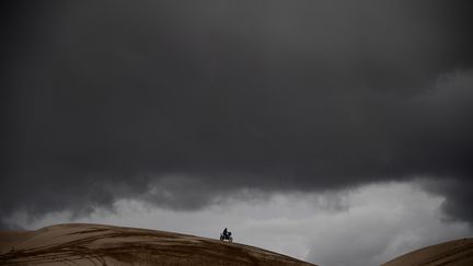 Ciel bas et conditions extrêmes sur le parcours du Dakar (FRANCK FIFE / AFP)