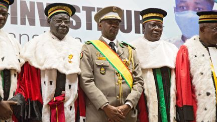 Le président malien par intérim, le Colonel Assimi Goïta (au centre), lors de son investiture le 7 juin 2021.&nbsp; (ANNIE RISEMBERG / AFP)