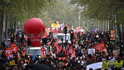 Des manifestants contre la réforme des retraites, le 14 avril 2023 à Paris. (LIONEL BONAVENTURE / AFP)