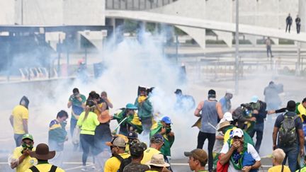 Des sympathisants de Jair Bolsonaro, l'ancien président d'extrême droite brésilien, envahissent le Congrès, à Brasilia, la capitale du pays, le 8 janvier 2023. (EVARISTO SA / AFP)