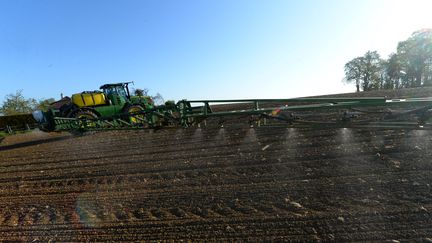 Un agriculteur pulvérise du glyphosate dans un champ de maïs à Piacé (Sarthe), le 23 avril 2021. (JEAN-FRANCOIS MONIER / AFP)