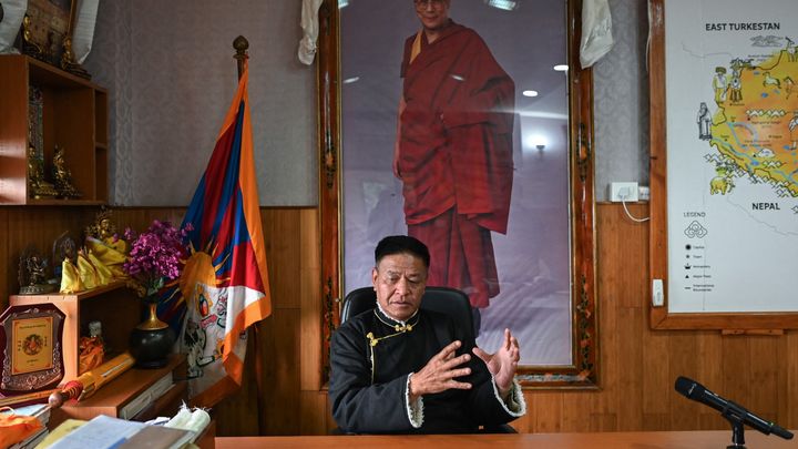 Penpa Tsering, Premier ministre du gouvernement tibétain en exil dans son bureau de Dharamsala en Inde, le 19 février 2024. (SAJJAD HUSSAIN / AFP)