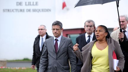 Christiane Taubira, le 13 avril 2013, lors d'un point presses devant la prison de Senequin&nbsp;(Nord), apr&egrave;s l'&eacute;vasion de Raidoine Fa&iuml;d. (PHILIPPE HUGUEN / AFP)