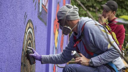 Le street artiste Jace au travail sur une fresque dans le 13e arrondissement de Paris le 28 juillet 2015.
 (CITIZENSIDE/CAROLINE PAUX / citizenside.com)