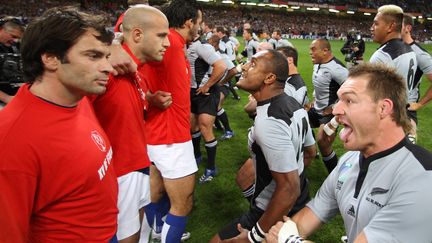 Le XV de France pendant le haka des joueurs de Nouvelle-Zélande, le 6 octobre 2007, sur la pelouse du Millenium Stadium de Cardiff, au pays de Galles (Royaume-Uni). (ROSS LAND / AFP)