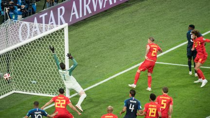 Samuel Umtiti vient de délivrer 66 millions de supporters français, lors d'une crispante demi-finale de Coupe du monde face à la Belgique (1-0), le 10 juillet 2018. (ELMAR KREMSER/SVEN SIMON / AFP)