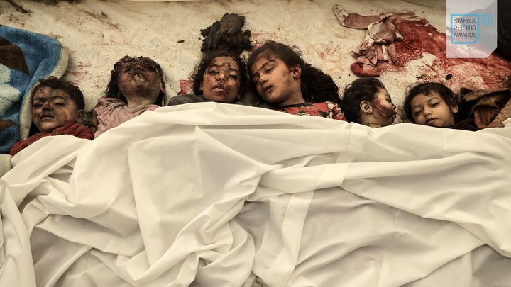 Les corps d'enfants palestiniens morts à la suite d'un bombardement israélien dans la ville de Gaza, le 22 avril 2024. Photo récompensée au festival de la photo d'Istanbul. (MAHMUD HAMS / ANADOLU / AFP)