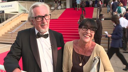 Monique Serrano-Barnouin et son mari Bob&nbsp;s'apprêtent à monter le tapis rouge pour assister à la projection du film "L'innocent" de et avec Louis Garrel dans lequel ils sont figurants. (M. Boudet /  / France Télévisions)