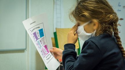 Une fille portant un masque à l'école à Vesoul (Haute-Saône). Photo d'illustration. (Jean-François Fernandez / RADIO FRANCE)